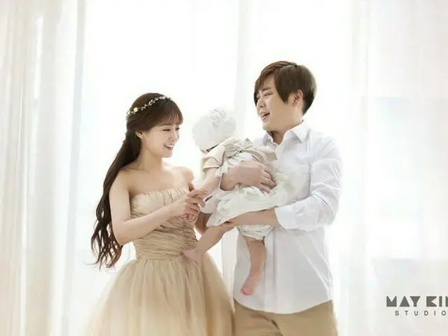 「K-POP初のアイドル夫婦」、娘との家族写真を公開。