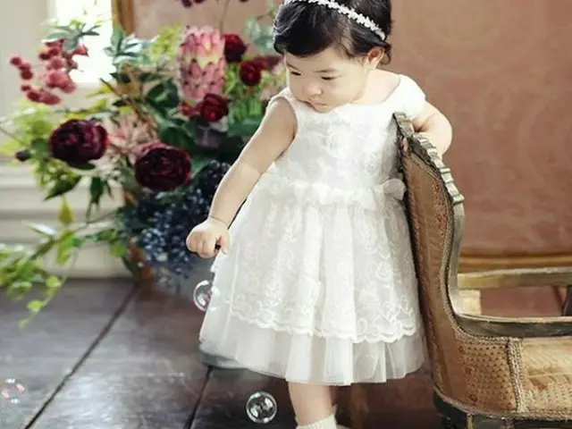 俳優イ・ドンゴン 女優チョ・ユンヒ夫妻、9カ月の娘ロアちゃんを公開。