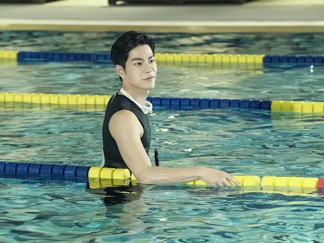 、、【r公式jes】水泳インストラクターに変身した俳優ホン・ジョンヒョン (？)を公開。