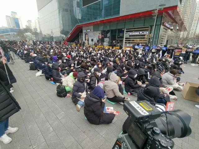 X1(エックスワン) 新グループ結成を要求するファンがデモ実施中…韓国CJENM本社前。