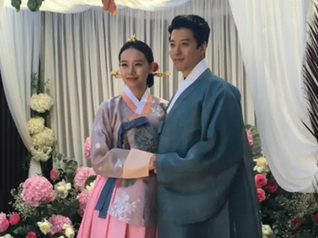 俳優イ・ドンゴン －チョ・ユンヒ夫妻、結婚式のビハインドカット公開。