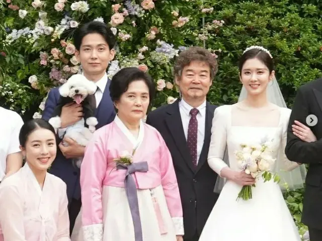 チャン・ナラ の実兄で俳優のチャン・ソンウォン、チャン・ナラの結婚式での家族写真を公開。