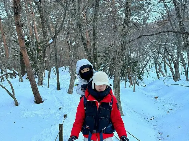 女優イ・シヨン、5歳の息子を背中におぶって雪山登山が“児童虐待”ではないかと物議に。