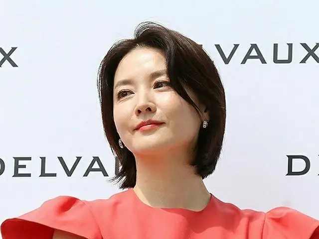 女優イ・ヨンエ、高級レザーグッズブランド・DELVAUXのフォトイベントに出席。