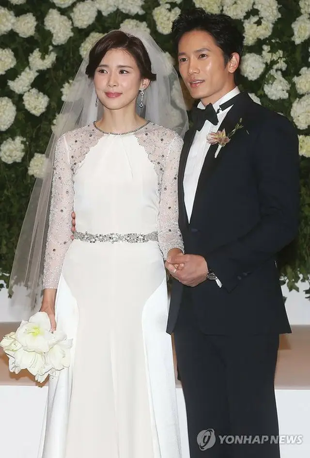 結婚式を前に記者会見に臨んだ俳優チソンと女優イ・ボヨン