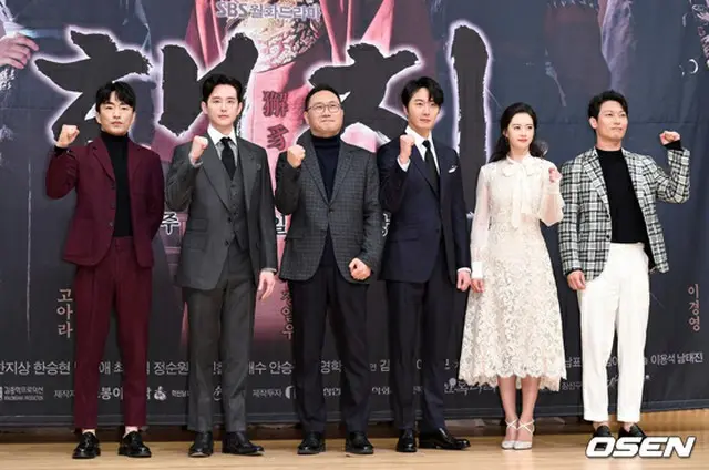 左から俳優チョン・ムンソン、クォン・ユル、イ・ヨンソク監督、チョン・イル、コ・アラ、パク・フン