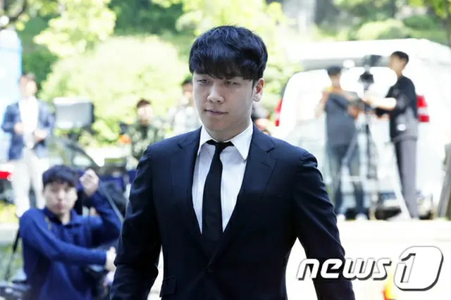 令状審査を受けるためソウル中央地方裁判所に到着したV.I（元BIGBANG）