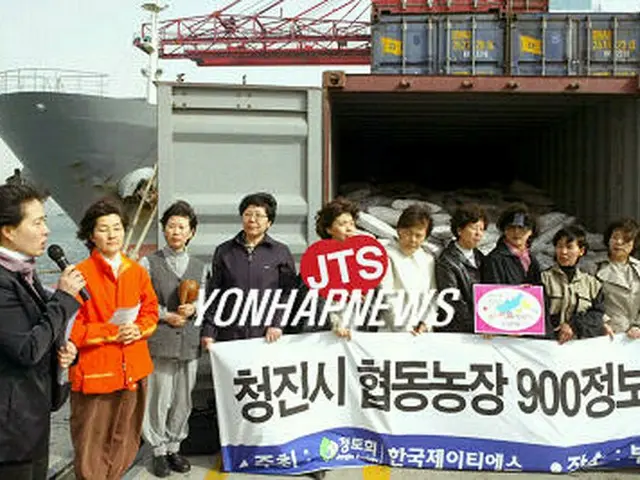 釜山港で行われた北朝鮮への支援物資の船積み式＝２８日日、釜山（聯合）