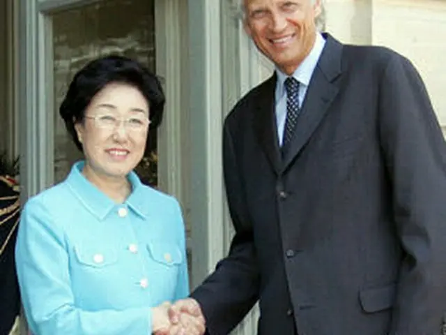 韓明淑首相（左）とドピルバン首相が会談した＝８日、パリ（聯合）