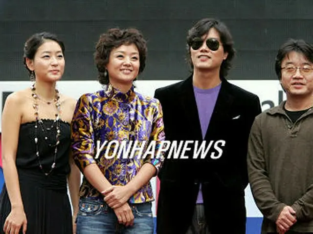 昨年の釜山国際映画祭に参加した出演者。左からパク・チンヒ、ペ・ジョンオク、パク・ヒスン、イ・ユンギ監督＝2005年、聯合