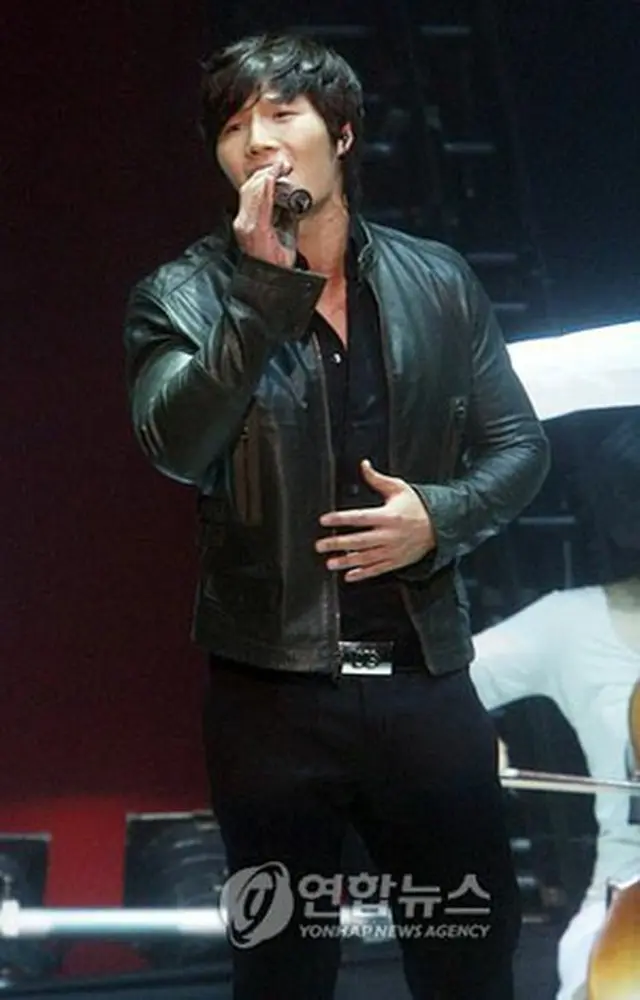 歌手キム・ジョングクが、生放送Mnetの＜M！ Count Down＞で熱唱している＝2008年10月30日、ソウル（聯合）