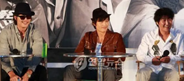 釜山国際映画祭で、韓国映画『良い奴、悪い奴、変な奴』のオープントークに出演したチョン・ウソン（左から）、イ・ビョンホン、ソン・ガンホ＝2008年10月31日、釜山（聯合）