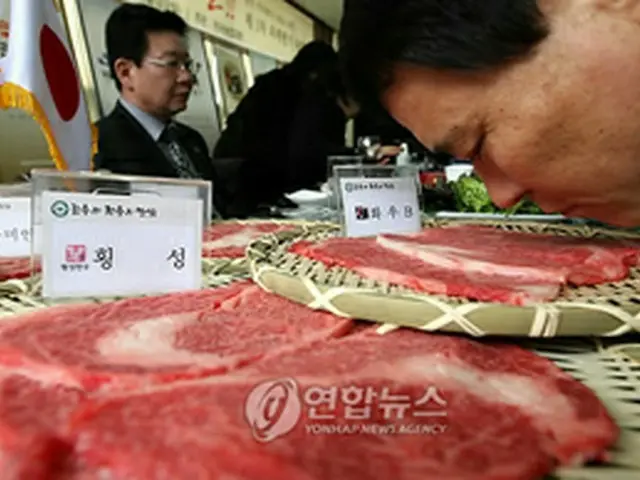 各ブランド肉を吟味する参加者＝6日、華城（聯合ニュース）