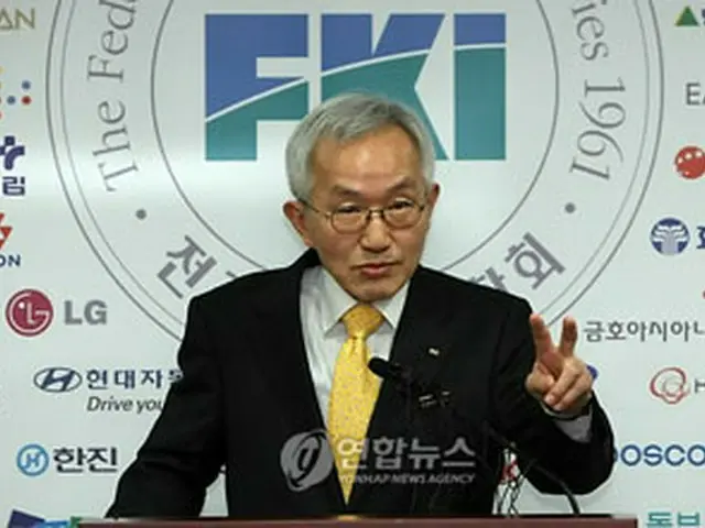 記者会見する鄭副会長=25日、ソウル(聯合ニュース)