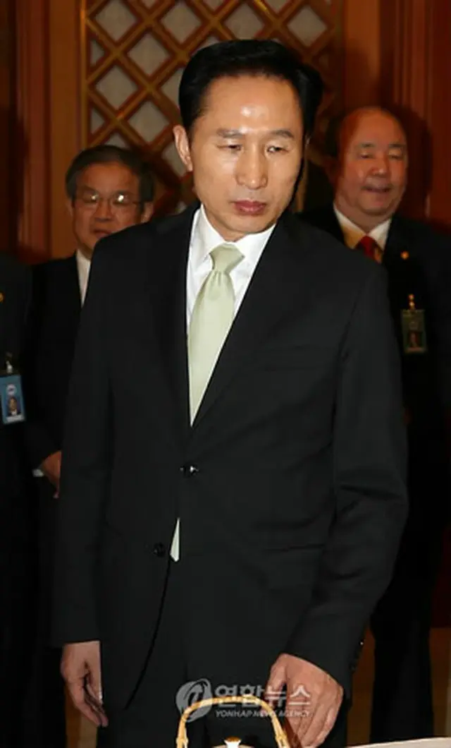 大統領就任式と同じネクタイを着用した李大統領＝25日、ソウル（聯合ニュース）