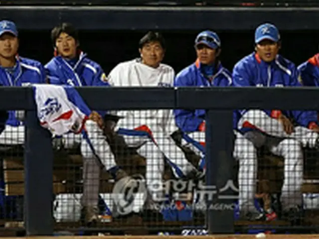 敗色が濃くなるなか、浮かない表情で試合を見守る韓国代表＝12日、フェニックス（聯合ニュース）