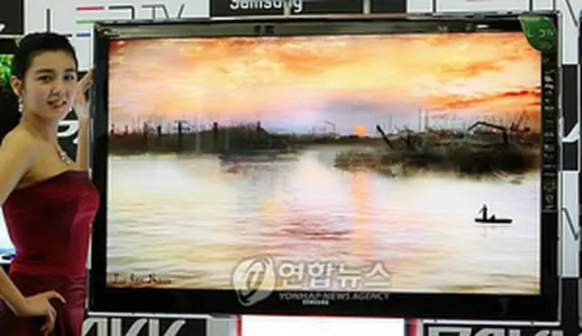 サムスン電子のLED　TV新製品＝17日、京畿道・水原（聯合ニュース）