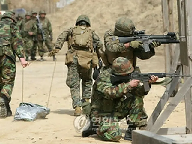韓米海兵隊の合同訓練＝（聯合ニュース）