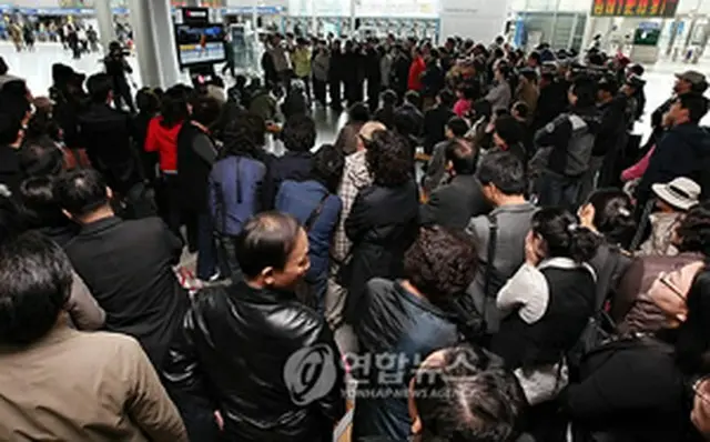 ソウル駅で行き交う人が足を止め、競技の生中継を見守っている＝29日、ソウル（聯合ニュース）