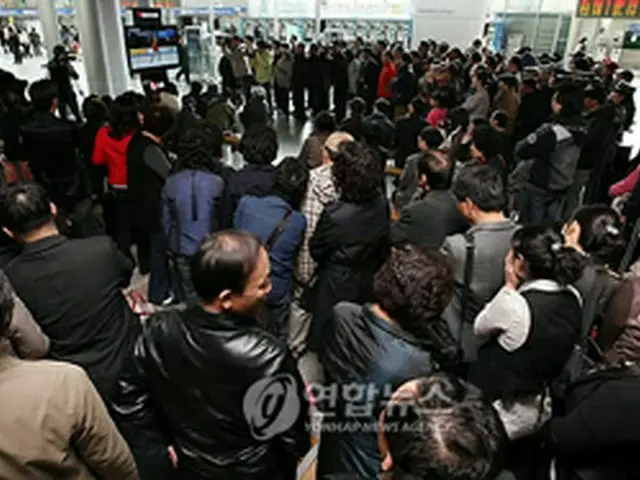 ソウル駅で行き交う人が足を止め、競技の生中継を見守っている＝29日、ソウル（聯合ニュース）