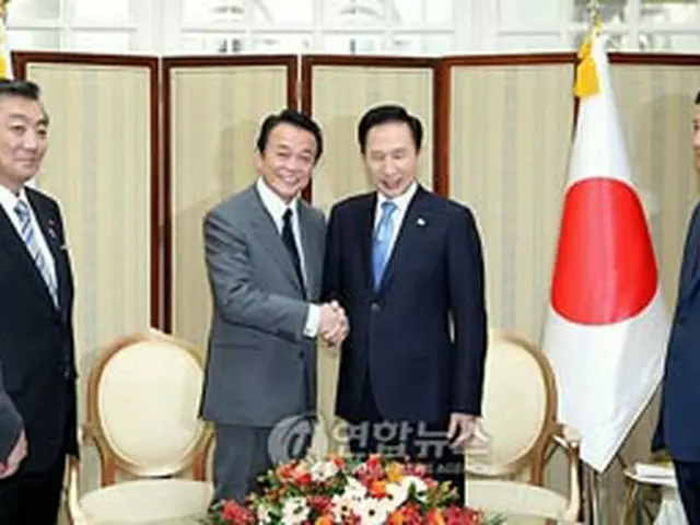 握手を交わす韓日首脳＝1日、ロンドン（聯合ニュース）
