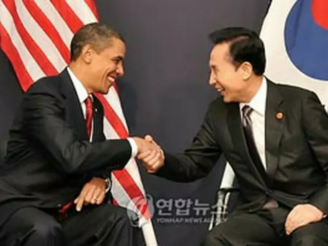 握手を交わす韓米首脳＝2日、ロンドン（聯合ニュース）
