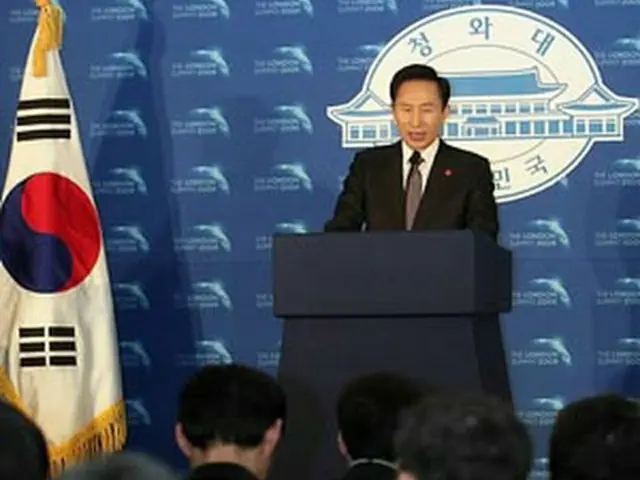 市内のホテルに設置された韓国プレスセンターで会見する李大統領＝2日、ロンドン（聯合ニュース）