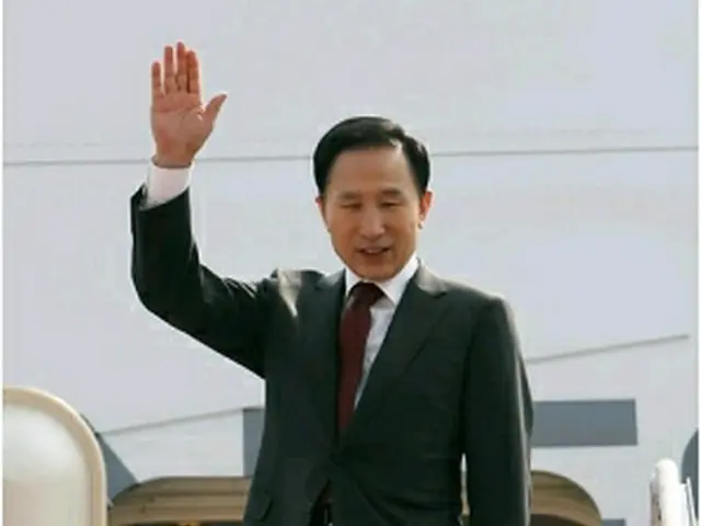 見送りの人に手を振る李大統領＝10日、ソウル（聯合ニュース）