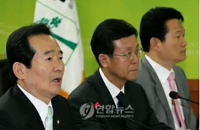 党務委員会議に出席した丁代表（左端）＝１０日、ソウル（聯合ニュース）
