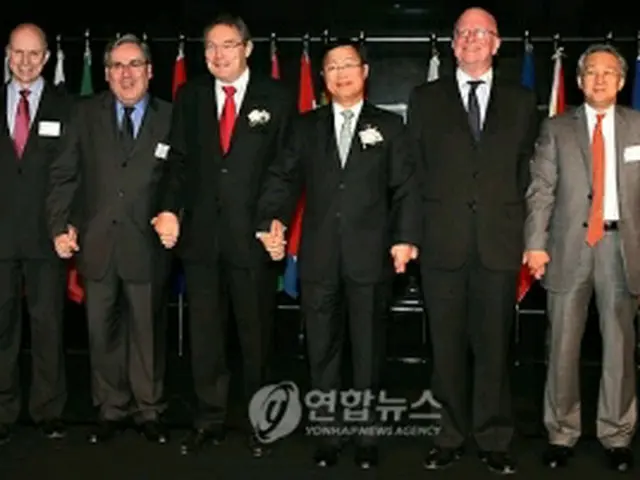 李長官（右から3人目）とEU側参加者＝15日、ソウル（聯合ニュース）