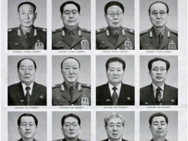 労働新聞が掲載した国防委メンバーの写真＝16日、ソウル（聯合ニュース）