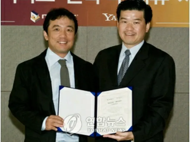 金沢辰代表（左）。昨年、ポータルサイトとの戦略提携式で＝（聯合ニュース）