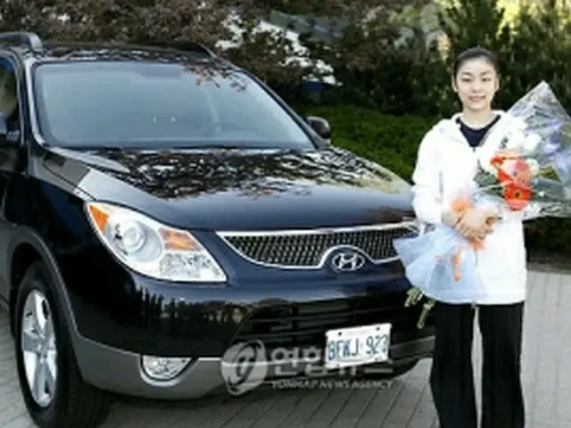 キム選手が贈られた車で記念撮影＝22日、ソウル（聯合ニュース）