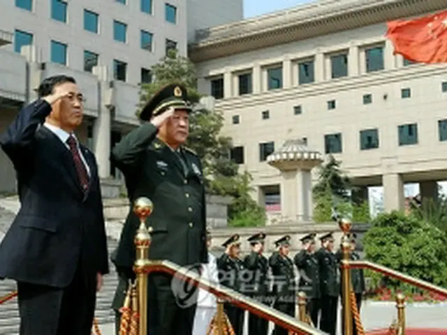 儀杖隊を巡閲する韓中国防相（国防部）＝26日、ソウル（聯合ニュース）