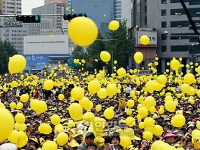 路祭で風船を飛ばす市民ら＝２９日、ソウル（聯合ニュース）