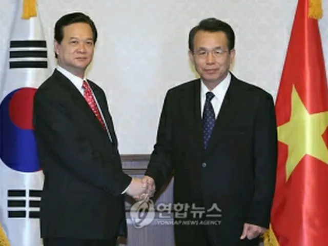 会談前に握手を交わす韓首相（右）とズン首相＝29日、ソウル（聯合ニュース）