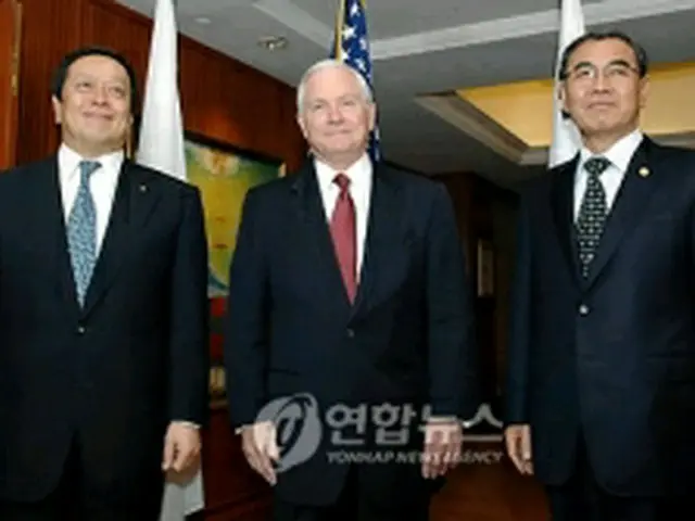 会談に臨む韓国（右から）と米国、日本の国防担当相（国防部）＝30日、ソウル（聯合ニュース）