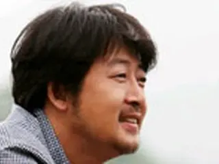 主演映画『亀走る』で田舎刑事役のキム・ユンソク
