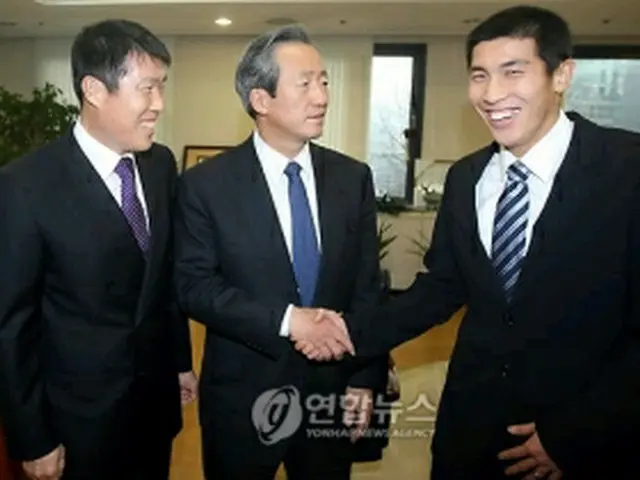 昨年12月の挙式で、右からチャ・ドゥリ、大韓サッカー協会名誉会長の鄭夢準（チョン・モンジュン）氏、チャ・ボムグン監督