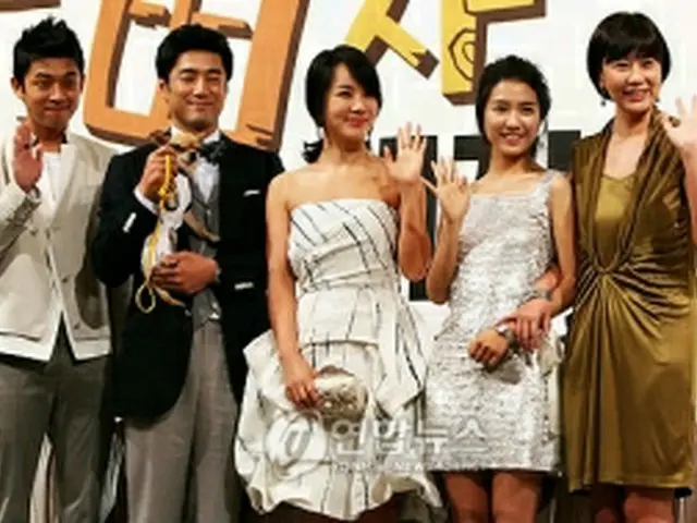 韓国版「結婚できない男」主演のチ・ジニ（左）とオム・ジョンファ＝9日、ソウル（聯合ニュース）