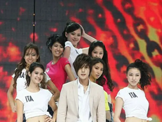 キム・ヒョンジュン（中央）と参加したモデルたち