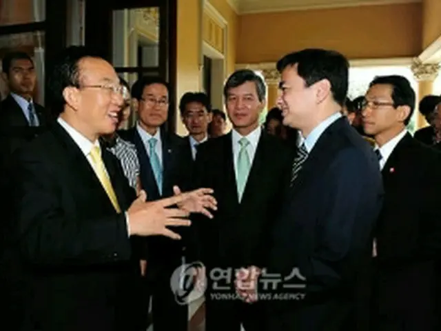 金慶尚北道知事（左）とアピシット首相＝30日、バンコク（聯合ニュース）