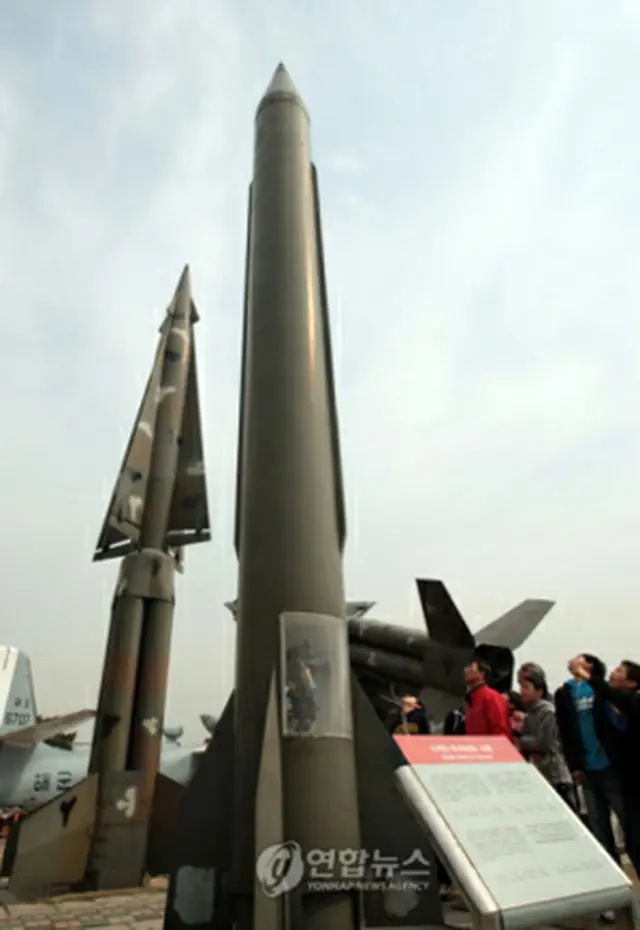 ソウルの戦争記念館に展示されたスカッドミサイル（手前）＝（聯合ニュース）