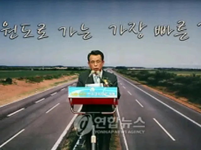 開通式で祝辞を述べる韓首相＝15日、春川（聯合ニュース）