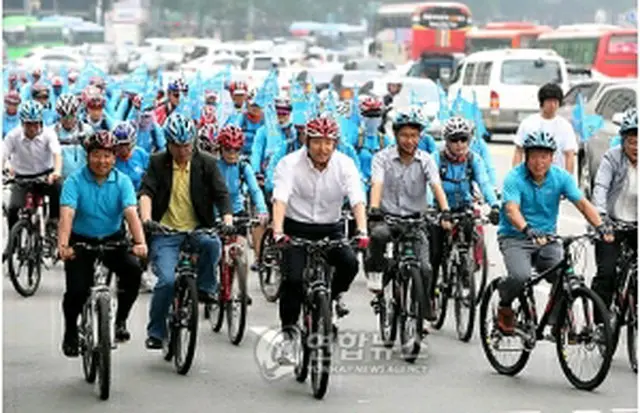 「車のない日」宣布イベントの一環として、自転車で都心を走る呉市長ら＝30日、ソウル（聯合ニュース）