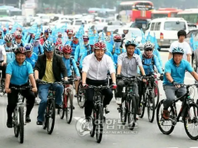 「車のない日」宣布イベントの一環として、自転車で都心を走る呉市長ら＝30日、ソウル（聯合ニュース）