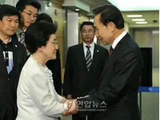 李大統領が金大中元大統領見舞う、病棟で回復祈願