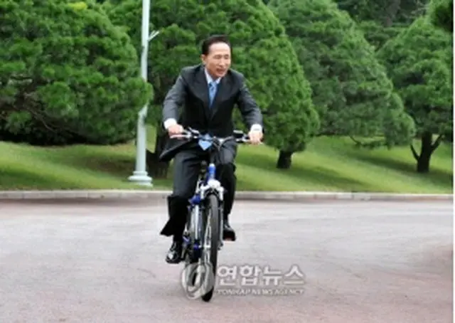 青瓦台内で自転車に乗る李大統領。2008年9月撮影＝（聯合ニュース）