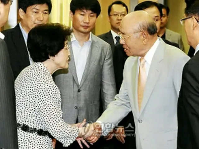 全元大統領（右）と李姫鎬夫人＝１４日、ソウル（聯合ニュース）
