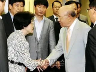 全斗煥元大統領、金大中元大統領を見舞う